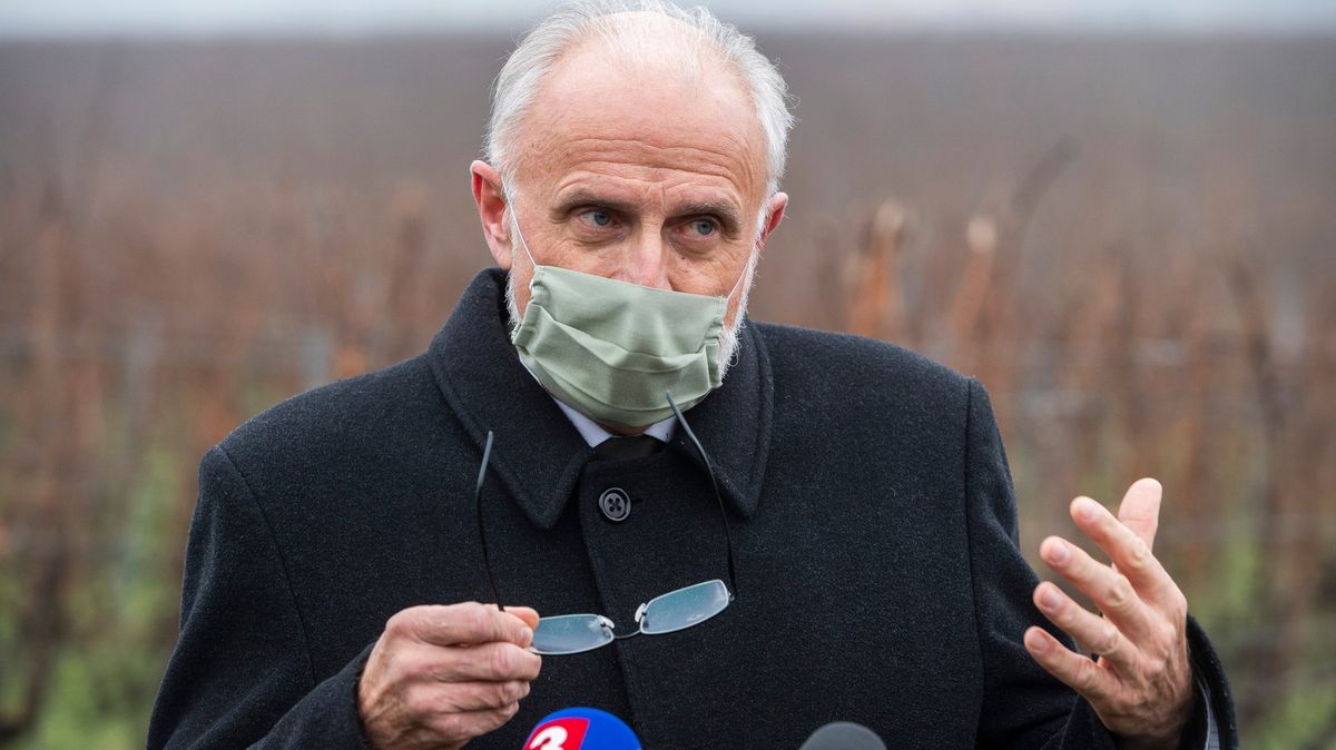 Slovenský ministr zemědělství je kvůli nákaze covidem-19 v nemocnici